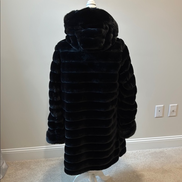 Elegant Black Reversible Faux Fur Coat - Picture 2 of 6
